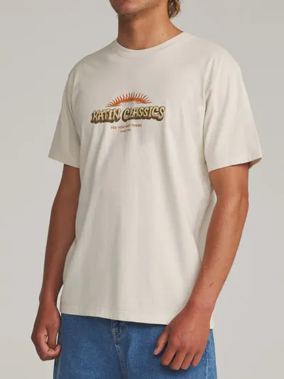 Katin Glow T-Shirt mit Vintage-Typografie