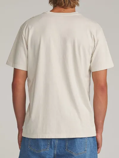 Katin Glow T-Shirt mit Vintage-Typografie